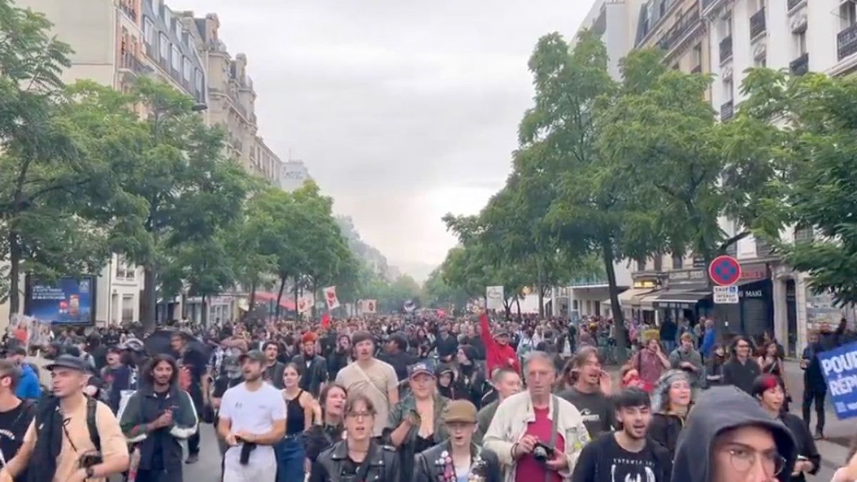 Fransa’da başbakan ataması sokakları gerdi: Paris’te Macron protestosu