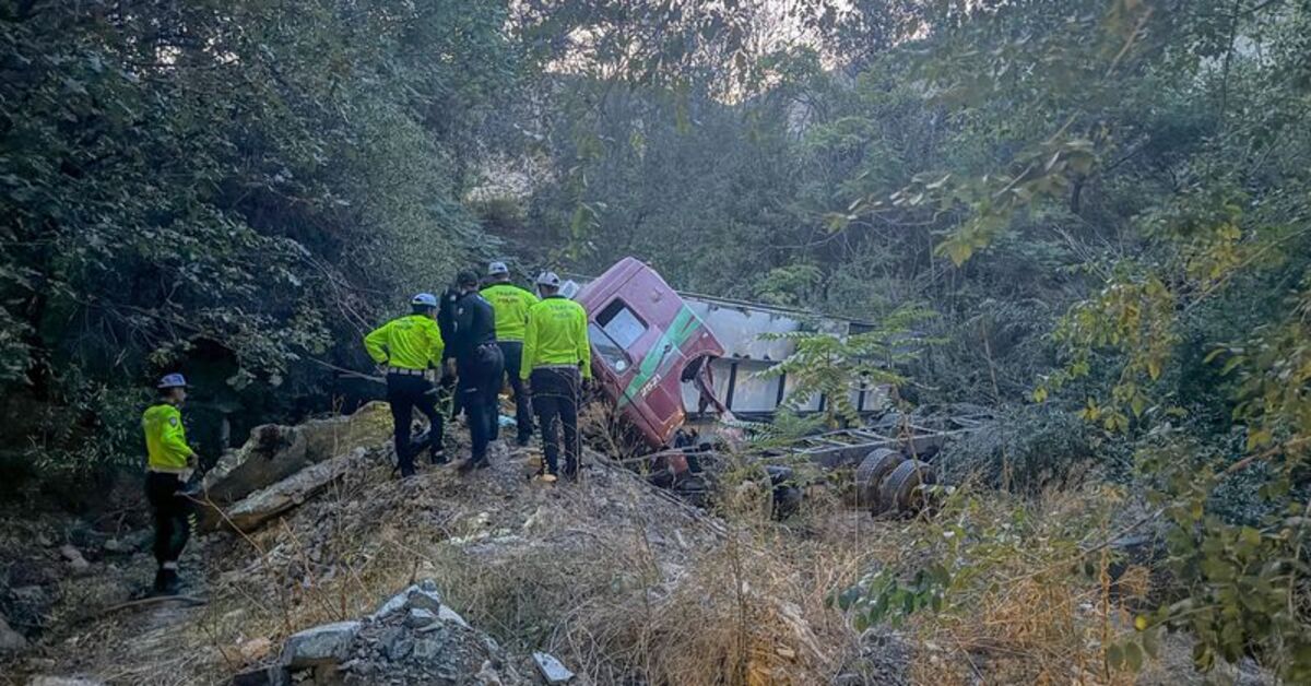 Konya’da kamyon şarampole devrildi!