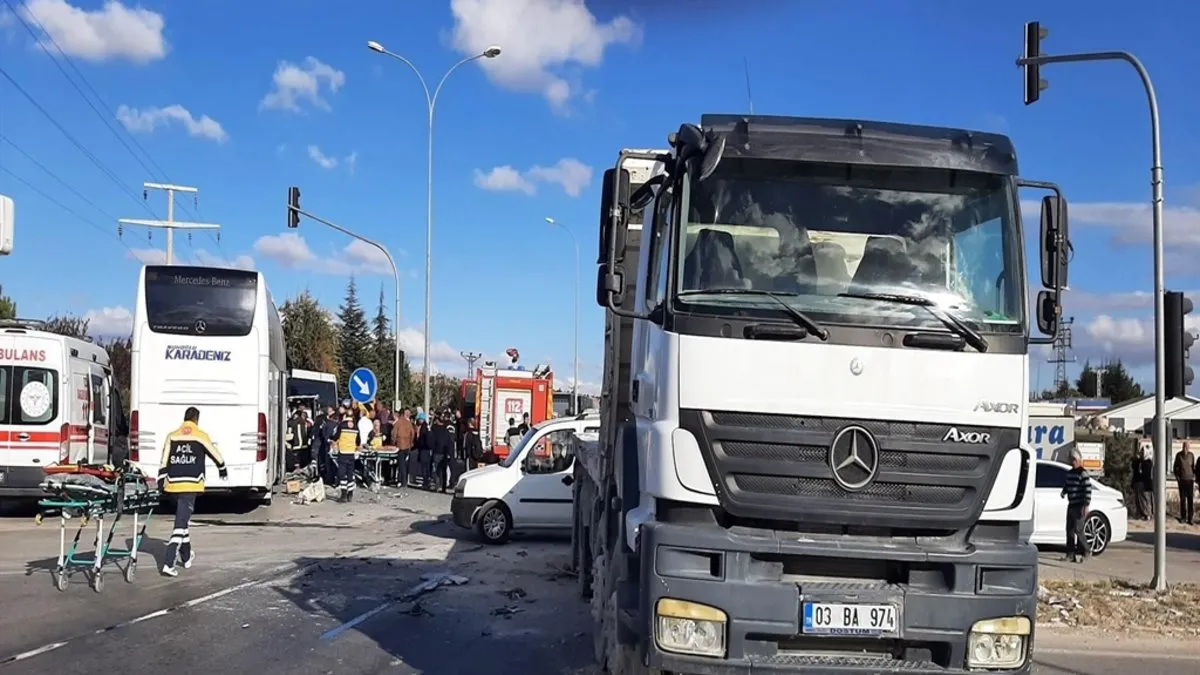 Afyonkarahisar’da otobüs ile kamyon çarpıştı: 1 ölü, 19 yaralı!