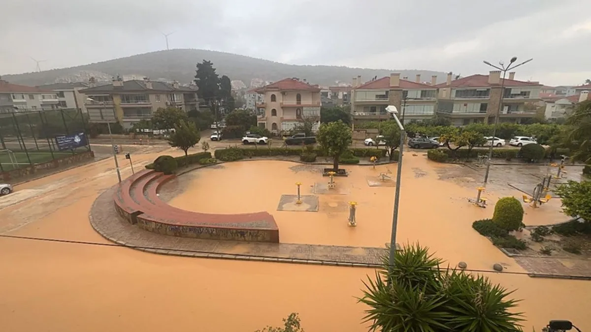 SON DAKİKA… İzmir Çeşme’de sağanak sele yol açtı: Yollar göle döndü CHP’li belediyeye tepki yağdı!